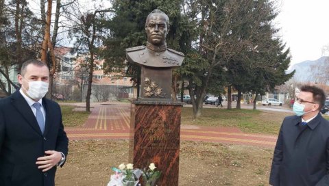 СПОМЕНИК ГЕОРГИЈУ ЖУКОВУ: У Беранама откривена биста маршалу СССР (ВИДЕО) СПОМЕНИК ГЕОРГИЈУ ЖУКОВУ: У Беранама откривена биста маршалу СССР (ВИДЕО)
