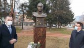 SPOMENIK GEORGIJU ŽUKOVU: U Beranama otkrivena bista maršalu SSSR (VIDEO) SPOMENIK GEORGIJU ŽUKOVU: U Beranama otkrivena bista maršalu SSSR (VIDEO)
