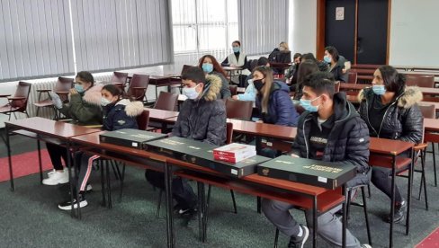 РАЧУНАРИ ЗА ЛАКШЕ УЧЕЊЕ: Поклони ромским ђацима из Врњачке Бање РАЧУНАРИ ЗА ЛАКШЕ УЧЕЊЕ: Поклони ромским ђацима из Врњачке Бање