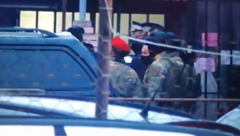 СНИМАК ХАПШЕЊА УБИЦЕ МОНАХА: Специјалци опколили Драгана - прво претио да ће се убити, па се посекао ножем (ВИДЕО) СНИМАК ХАПШЕЊА УБИЦЕ МОНАХА: Специјалци опколили Драгана - прво претио да ће се убити, па се посекао ножем (ВИДЕО)