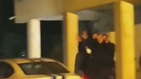 МИЛОВА ПОЛИЦИЈА ПОНОВО ХАПСИ ВЕРНИКЕ У ЦРНОЈ ГОРИ: У Даниловграду лишени слободе чланови православног братства Свети Арсеније (ВИДЕО) МИЛОВА ПОЛИЦИЈА ПОНОВО ХАПСИ ВЕРНИКЕ У ЦРНОЈ ГОРИ: У Даниловграду лишени слободе чланови православног братства Свети Арсеније (ВИДЕО)