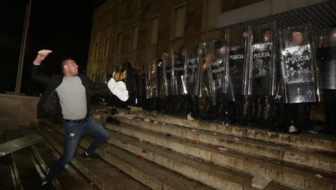 ХАОС У ТИРАНИ ЗБОГ ПОЛИЦИЈСКОГ УБИСТВА МЛАДИЋА: Демонстранти покушали да уђу у зграду владе, сукоби са полицијом (ФОТО) ХАОС У ТИРАНИ ЗБОГ ПОЛИЦИЈСКОГ УБИСТВА МЛАДИЋА: Демонстранти покушали да уђу у зграду владе, сукоби са полицијом (ФОТО)
