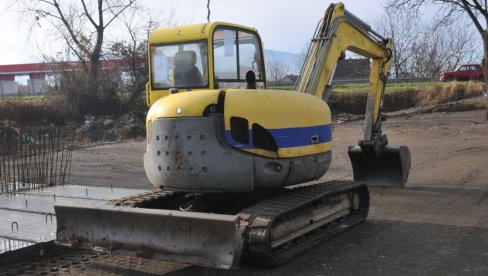 СМРСКАНОГ СУ ГА ОДВЕЗЛИ У БОЛНИЦУ: Удовица мушкарца ког је прегазио багер за Новости открива детаље несреће (ФОТО) СМРСКАНОГ СУ ГА ОДВЕЗЛИ У БОЛНИЦУ: Удовица мушкарца ког је прегазио багер за Новости открива детаље несреће (ФОТО)