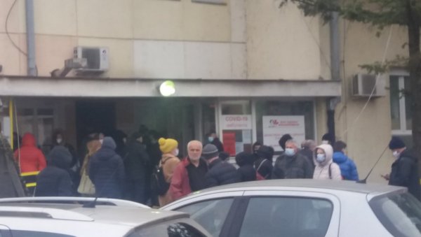ОГРОМНЕ ГУЖВЕ ИСПРЕД КОВИД АМБУЛАНТЕ: У Мачванском округу нових 337 случајева заразе короном, у Шапцу трећина броја оболелих ОГРОМНЕ ГУЖВЕ ИСПРЕД КОВИД АМБУЛАНТЕ: У Мачванском округу нових 337 случајева заразе короном, у Шапцу трећина броја оболелих