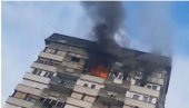 ВЕЛИКИ ПОЖАР У НОВОМ САДУ: Гори стан на 13. спрату зграде у Булевару ословођења (ВИДЕО) ВЕЛИКИ ПОЖАР У НОВОМ САДУ: Гори стан на 13. спрату зграде у Булевару ословођења (ВИДЕО)