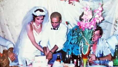 НИКАДА ВИЂЕНА ФОТОГРАФИЈА СА ЏЕЈЕВЕ СВАДБЕ: Певач са супругом сече младеначку торту на догађају који се препричавао! (ФОТО) НИКАДА ВИЂЕНА ФОТОГРАФИЈА СА ЏЕЈЕВЕ СВАДБЕ: Певач са супругом сече младеначку торту на догађају који се препричавао! (ФОТО)