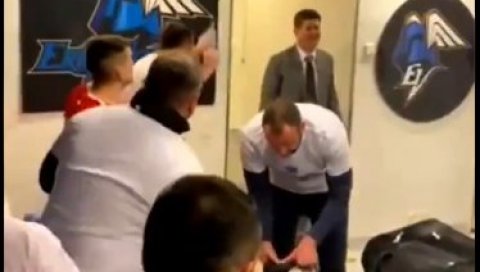 ЛУДИЛО У СВЛАЧИОНИЦИ: Овако су репрезентативци Србије прославили пласман на СП (ВИДЕО) ЛУДИЛО У СВЛАЧИОНИЦИ: Овако су репрезентативци Србије прославили пласман на СП (ВИДЕО)