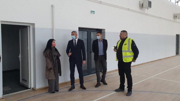 НОВИ КОШЕВИ ЗА ПРВУ СПОРТСКУ САЛУ У БЕЛОЈ ЦРКВИ: Покрајина финансирала изградњу, а сада и опремање овог објекта НОВИ КОШЕВИ ЗА ПРВУ СПОРТСКУ САЛУ У БЕЛОЈ ЦРКВИ: Покрајина финансирала изградњу, а сада и опремање овог објекта