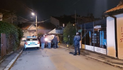 ВЕЛИКИ БРОЈ ПОЛИЦАЈАЦА: Ево шта се тренутно дешава испред куће у којој је пронађена мртва бака Цока (ФОТО) ВЕЛИКИ БРОЈ ПОЛИЦАЈАЦА: Ево шта се тренутно дешава испред куће у којој је пронађена мртва бака Цока (ФОТО)