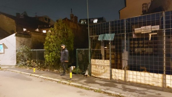 ПРВИ СНИМЦИ СА МЕСТА УЖАСА НА ЗВЕЗДАРИ: Ово је кућа у којој је пронађено тело бака Цоке (ФОТО/ВИДЕО) ПРВИ СНИМЦИ СА МЕСТА УЖАСА НА ЗВЕЗДАРИ: Ово је кућа у којој је пронађено тело бака Цоке (ФОТО/ВИДЕО)