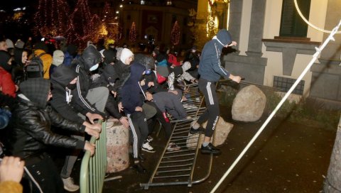 НЕРЕДИ У АЛБАНИЈИ: Бачен сузавац, полиција користи водене топове, министар поднео оставку (ВИДЕО) НЕРЕДИ У АЛБАНИЈИ: Бачен сузавац, полиција користи водене топове, министар поднео оставку (ВИДЕО)