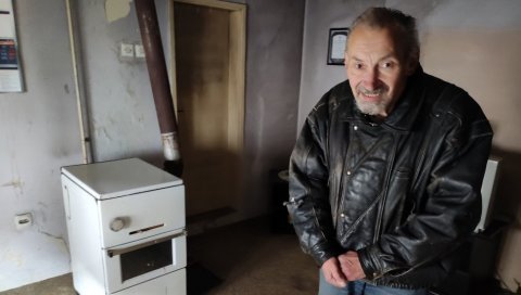 СТИГЛИ ШПОРЕТ И ДРВА: Милану Момирском из Зрењанина, који 13 година живи у кући без струје, допремљена прва помоћ СТИГЛИ ШПОРЕТ И ДРВА: Милану Момирском из Зрењанина, који 13 година живи у кући без струје, допремљена прва помоћ