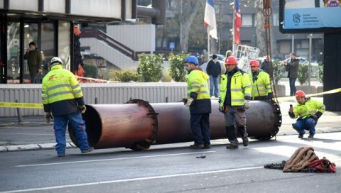 ТОНУ И ПО СКИНУЛИ СА 22. СПРАТА: Са зграде Градске управе у Краљице Марије демонтиран сегмент димњака ТОНУ И ПО СКИНУЛИ СА 22. СПРАТА: Са зграде Градске управе у Краљице Марије демонтиран сегмент димњака