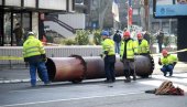 ТОНУ И ПО СКИНУЛИ СА 22. СПРАТА: Са зграде Градске управе у Краљице Марије демонтиран сегмент димњака
