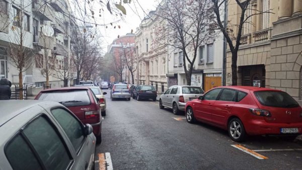 ПРВЕ ФОТОГРАФИЈЕ СА МЕСТА ПУЦЊАВЕ НА ВРАЧАРУ: Полиција блокирала улицу, ево шта су рекле комшије (ФОТО) ПРВЕ ФОТОГРАФИЈЕ СА МЕСТА ПУЦЊАВЕ НА ВРАЧАРУ: Полиција блокирала улицу, ево шта су рекле комшије (ФОТО)