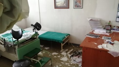 ORDINACIJE I AMBULANTE POD VODOM: Havarija u Domu zdravlja i Opštoj bolnici u Kraljevu (FOTO/VIDEO) ORDINACIJE I AMBULANTE POD VODOM: Havarija u Domu zdravlja i Opštoj bolnici u Kraljevu (FOTO/VIDEO)