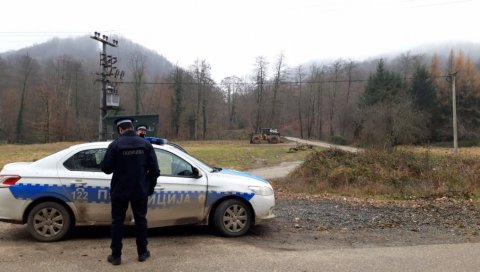 ЛОЦИРАН НЕСТАЛИ АВИОН: Терен је крајње неприсупачан, спасиоци не могу да приђу због магле (ФОТО) ЛОЦИРАН НЕСТАЛИ АВИОН: Терен је крајње неприсупачан, спасиоци не могу да приђу због магле (ФОТО)