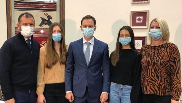 ЉИЉАНА И ЗВАНИЧНО ПОСТАЛА ВЛАСНИЦА СТАНА: Министар Мали посетио срећну добитницу наградне игре Узми рачун и победи 2020 (ФОТО) ЉИЉАНА И ЗВАНИЧНО ПОСТАЛА ВЛАСНИЦА СТАНА: Министар Мали посетио срећну добитницу наградне игре Узми рачун и победи 2020 (ФОТО)