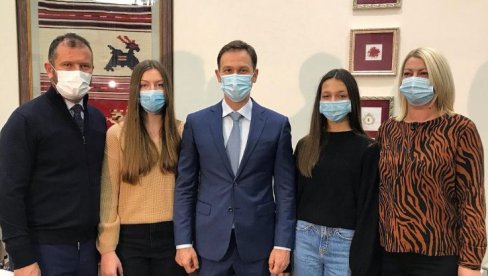 ЉИЉАНА И ЗВАНИЧНО ПОСТАЛА ВЛАСНИЦА СТАНА: Министар Мали посетио срећну добитницу наградне игре Узми рачун и победи 2020 (ФОТО) ЉИЉАНА И ЗВАНИЧНО ПОСТАЛА ВЛАСНИЦА СТАНА: Министар Мали посетио срећну добитницу наградне игре Узми рачун и победи 2020 (ФОТО)