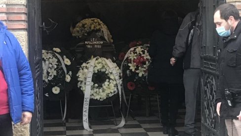 БЕЛИ ВЕНАЦ НА КОВЧЕГУ ВЕЛИКОГ БОЕМА: Грађани се окупљају да испрате на вечни починак свог Џеја (ФОТО) БЕЛИ ВЕНАЦ НА КОВЧЕГУ ВЕЛИКОГ БОЕМА: Грађани се окупљају да испрате на вечни починак свог Џеја (ФОТО)