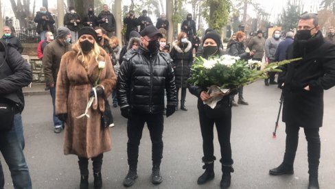 NAUČIO NAS JE KAKO DA ŽIVIMO I RADIMO: Đani skrhan bolom na DŽejevoj sahrani (FOTO/VIDEO) NAUČIO NAS JE KAKO DA ŽIVIMO I RADIMO: Đani skrhan bolom na DŽejevoj sahrani (FOTO/VIDEO)