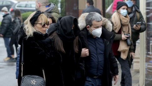 NAJTUŽNIJA SCENA! DŽejeva Ana skrhana bolom, ćerka se poslednji put oprašta od svog oca (FOTO) NAJTUŽNIJA SCENA! DŽejeva Ana skrhana bolom, ćerka se poslednji put oprašta od svog oca (FOTO)