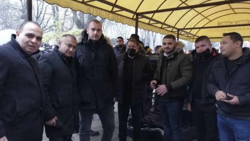 MUZIČARI IZ CELE SRBIJE ĆE MU SVIRATI NEDELJU: Čast nam je što smo tu, tu pesmu znamo celog života MUZIČARI IZ CELE SRBIJE ĆE MU SVIRATI NEDELJU: Čast nam je što smo tu, tu pesmu znamo celog života
