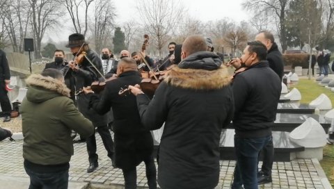 ВИОЛИНЕ ТУЖНО ЗАВИЈАЈУ ПЕСМУ ПУНУ БОЛА: Снимак са Џејеве сахране који ће вам натерати сузе на очи (ФОТО/ВИДЕО) ВИОЛИНЕ ТУЖНО ЗАВИЈАЈУ ПЕСМУ ПУНУ БОЛА: Снимак са Џејеве сахране који ће вам натерати сузе на очи (ФОТО/ВИДЕО)
