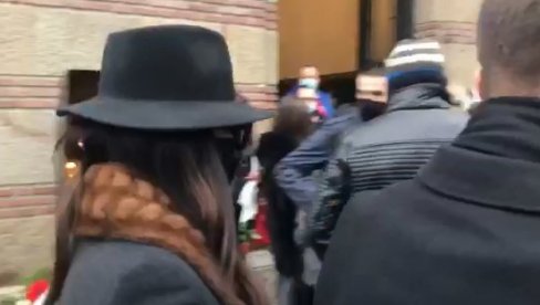 CECA SVA U CRNOM: Pevačica stigla na DŽejevu sahranu (VIDEO) CECA SVA U CRNOM: Pevačica stigla na DŽejevu sahranu (VIDEO)