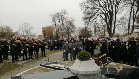 DOČEKALA GA NEDELJA: Reka ljudi iza DŽejevog kovčega (VIDEO) DOČEKALA GA NEDELJA: Reka ljudi iza DŽejevog kovčega (VIDEO)