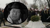 ОДРЖАН ПОМЕН ЏЕЈУ: На гробу музичке легенде после 40 дана призор који тера сузе на очи ОДРЖАН ПОМЕН ЏЕЈУ: На гробу музичке легенде после 40 дана призор који тера сузе на очи