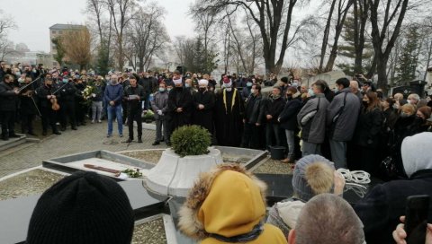 ЋЕРКА ЈЕЦА ДОК СВИРАЈУ НЕДЕЉУ: Сцене са Новог гробља које кидају душу (ВИДЕО) ЋЕРКА ЈЕЦА ДОК СВИРАЈУ НЕДЕЉУ: Сцене са Новог гробља које кидају душу (ВИДЕО)