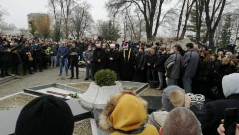 ĆERKA JECA DOK SVIRAJU NEDELJU: Scene sa Novog groblja koje kidaju dušu (VIDEO) ĆERKA JECA DOK SVIRAJU NEDELJU: Scene sa Novog groblja koje kidaju dušu (VIDEO)