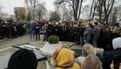 ĆERKA JECA DOK SVIRAJU NEDELJU: Scene sa Novog groblja koje kidaju dušu (VIDEO) ĆERKA JECA DOK SVIRAJU NEDELJU: Scene sa Novog groblja koje kidaju dušu (VIDEO)