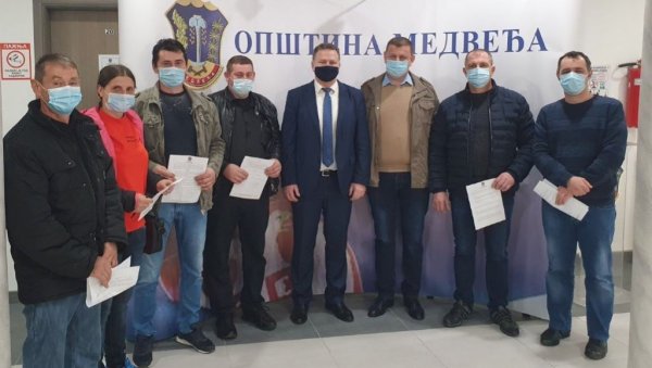 ПОМОЋ ЗА ПОЉОПРИВРЕДНА ГАЗДИНСТВА: У Медвеђи исплаћена бесповратна средства као подршка пољопривреди ПОМОЋ ЗА ПОЉОПРИВРЕДНА ГАЗДИНСТВА: У Медвеђи исплаћена бесповратна средства као подршка пољопривреди