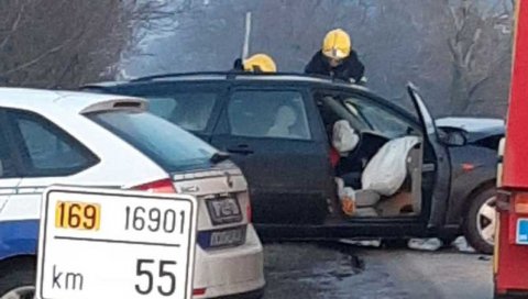 ТЕШКА САОБРАЋАЈКА КОД ЗАЈЕЧАРА: Ватрогасци извлаче возача из смрсканог аутомобила (ФОТО СА МЕСТА НЕСРЕЋЕ) ТЕШКА САОБРАЋАЈКА КОД ЗАЈЕЧАРА: Ватрогасци извлаче возача из смрсканог аутомобила (ФОТО СА МЕСТА НЕСРЕЋЕ)