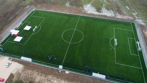 СВЕЧАНОСТ У ПРЊАВОРУ: Изграђен терен са вештачком травом (ФОТО) СВЕЧАНОСТ У ПРЊАВОРУ: Изграђен терен са вештачком травом (ФОТО)