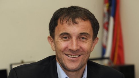 СРПСКИ ТРЕНЕР ОПТУЖЕН ЗА СЕКСУАЛНО ЗЛОСТАВЉАЊЕ: Познатог стратега пријавила конобарица из Јужне Африке СРПСКИ ТРЕНЕР ОПТУЖЕН ЗА СЕКСУАЛНО ЗЛОСТАВЉАЊЕ: Познатог стратега пријавила конобарица из Јужне Африке