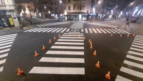БЕОГРАД ДОБИО ПРВУ ДИЈАГОНАЛНУ РАСКРСНИЦУ: Завршено обележавање, на углу Дечанске и Македонске као у Њујорку или Лондону (ФОТО) БЕОГРАД ДОБИО ПРВУ ДИЈАГОНАЛНУ РАСКРСНИЦУ: Завршено обележавање, на углу Дечанске и Македонске као у Њујорку или Лондону (ФОТО)