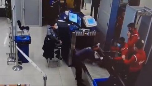 ИНЦИДЕНТ НА АЕРОДРОМУ: Канга побеснео и ушао у сукоб са цариницом због рутинске контроле (ВИДЕО) ИНЦИДЕНТ НА АЕРОДРОМУ: Канга побеснео и ушао у сукоб са цариницом због рутинске контроле (ВИДЕО)