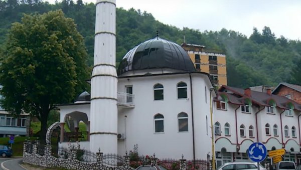 НИШТА ИМ НИЈЕ СВЕТО: Скандалозни злочин код Сребренице, опљачкана џамија НИШТА ИМ НИЈЕ СВЕТО: Скандалозни злочин код Сребренице, опљачкана џамија