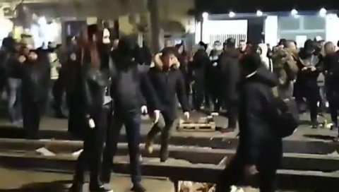 ОДВРАТНА СЦЕНА СА ИСПРАЋАЈА ЗА ЏЕЈА! Срамотни снимак кружи интернетом, момак насрнуо на девојку (ВИДЕО) ОДВРАТНА СЦЕНА СА ИСПРАЋАЈА ЗА ЏЕЈА! Срамотни снимак кружи интернетом, момак насрнуо на девојку (ВИДЕО)