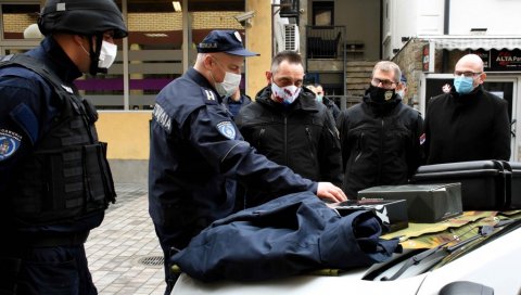 МИНИСТАР У КОПНЕНОЈ ЗОНИ БЕЗБЕДНОСТИ: Вулин уручио возила и опрему (ФОТО) МИНИСТАР У КОПНЕНОЈ ЗОНИ БЕЗБЕДНОСТИ: Вулин уручио возила и опрему (ФОТО)