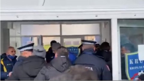 НЕМИЛЕ СЦЕНЕ У БИХ: Потукли се играчи Крупе и Жељезничара, реаговала полиција (ВИДЕО) НЕМИЛЕ СЦЕНЕ У БИХ: Потукли се играчи Крупе и Жељезничара, реаговала полиција (ВИДЕО)