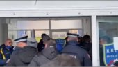НЕМИЛЕ СЦЕНЕ У БИХ: Потукли се играчи Крупе и Жељезничара, реаговала полиција (ВИДЕО) НЕМИЛЕ СЦЕНЕ У БИХ: Потукли се играчи Крупе и Жељезничара, реаговала полиција (ВИДЕО)