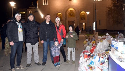 ПАКЕТИЋИ ЗА ДЕЦУ СА KиМ. Хуманитарна акција организације Сви за космет на платоу код Храма Светог Саве ПАКЕТИЋИ ЗА ДЕЦУ СА KиМ. Хуманитарна акција организације Сви за космет на платоу код Храма Светог Саве