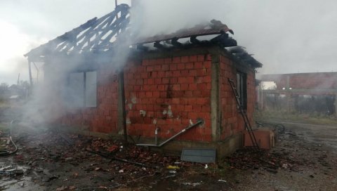 ТУГА У СЕЛУ КРАЈ ВУЧИТРНА: Погледајте шта се десило осмочланој српској породици! (ФОТО) ТУГА У СЕЛУ КРАЈ ВУЧИТРНА: Погледајте шта се десило осмочланој српској породици! (ФОТО)
