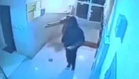 НАДЗОРНЕ КАМЕРЕ СНИМИЛЕ НАПАДАЧЕ ИЗ НОВОГ САДА? Мушкарац избоден у груди и стомак, полиција трага за починиоцима (ВИДЕО) НАДЗОРНЕ КАМЕРЕ СНИМИЛЕ НАПАДАЧЕ ИЗ НОВОГ САДА? Мушкарац избоден у груди и стомак, полиција трага за починиоцима (ВИДЕО)