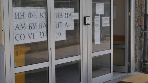 ТРАГЕДИЈА У КОВИД АМБУЛАНТИ: Пацијент преминуо у чекаоници, пао на под, није му било помоћи ТРАГЕДИЈА У КОВИД АМБУЛАНТИ: Пацијент преминуо у чекаоници, пао на под, није му било помоћи