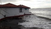 ДОК СЕ ЧЕКАЈУ ПРОЦЕДУРЕ: Море уништава туристичко угоститељске објекте на Ади Бојани ДОК СЕ ЧЕКАЈУ ПРОЦЕДУРЕ: Море уништава туристичко угоститељске објекте на Ади Бојани